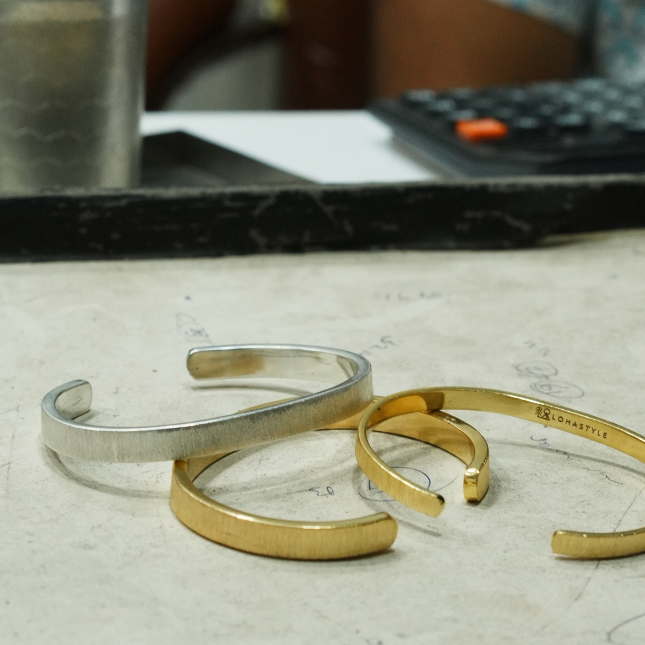 JAIPUR EDGE バングル（ゴールド・ワイド）