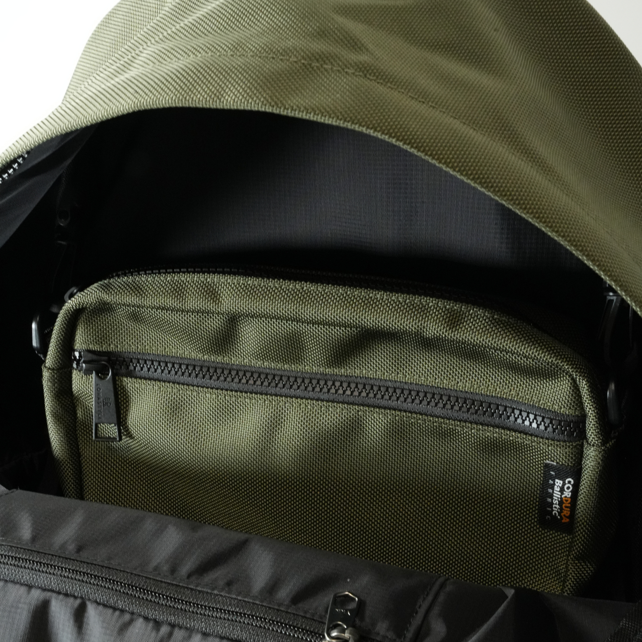 ROUNDHOUSE CORDURA バリスティックナイロン バックパック 30L (カーキ)