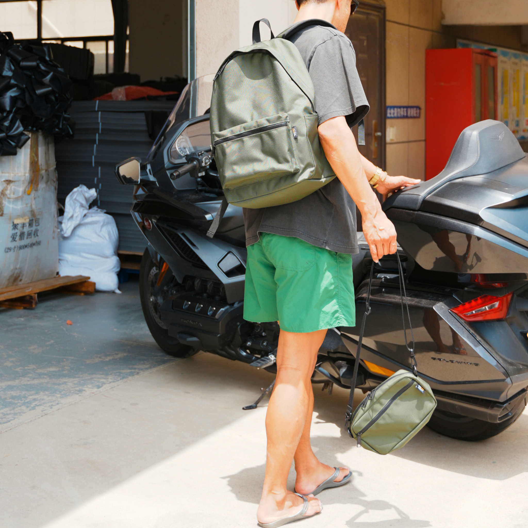 ROUNDHOUSE CORDURA バリスティックナイロン バックパック 30L (カーキ)