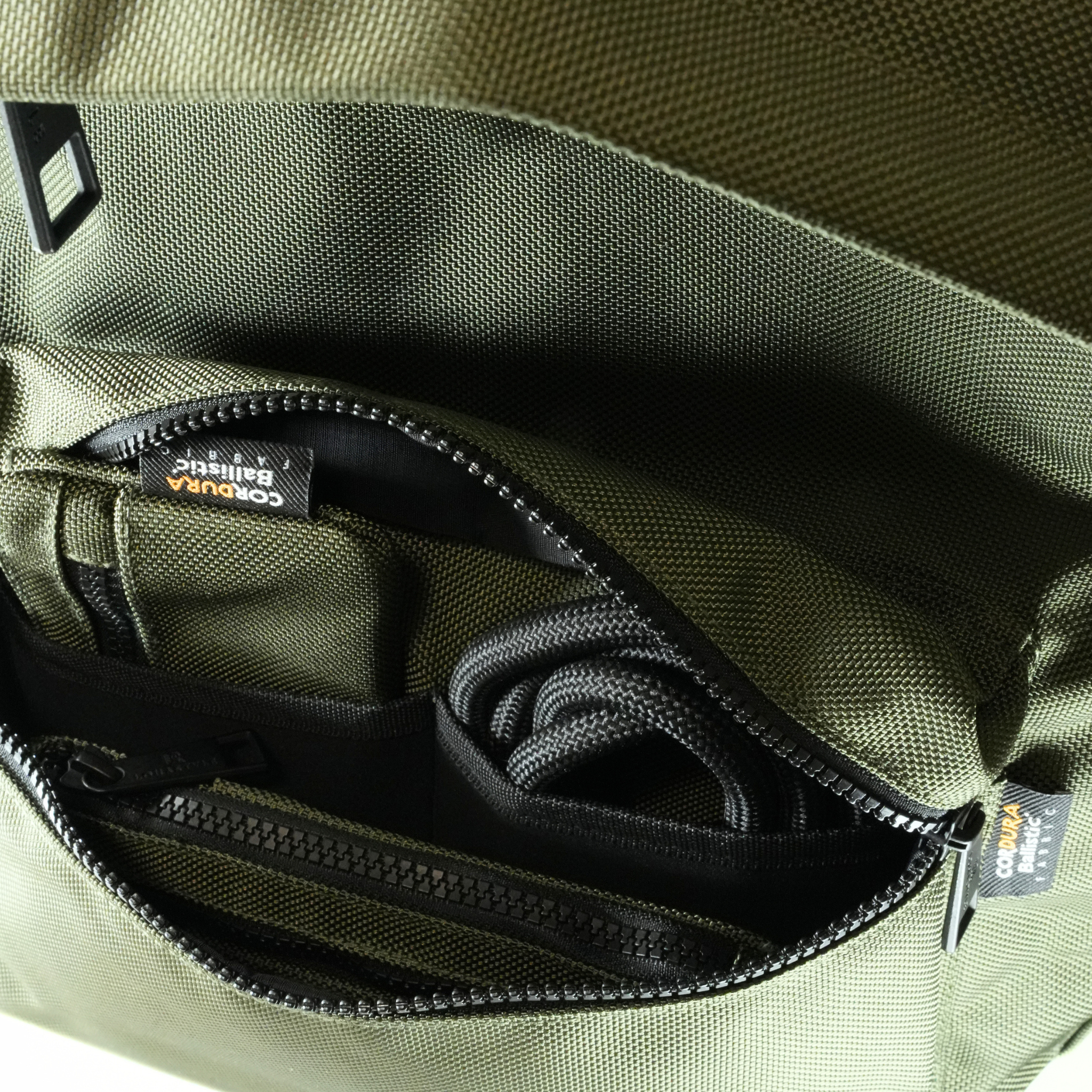 ROUNDHOUSE CORDURA バリスティックナイロン バックパック 30L (カーキ)