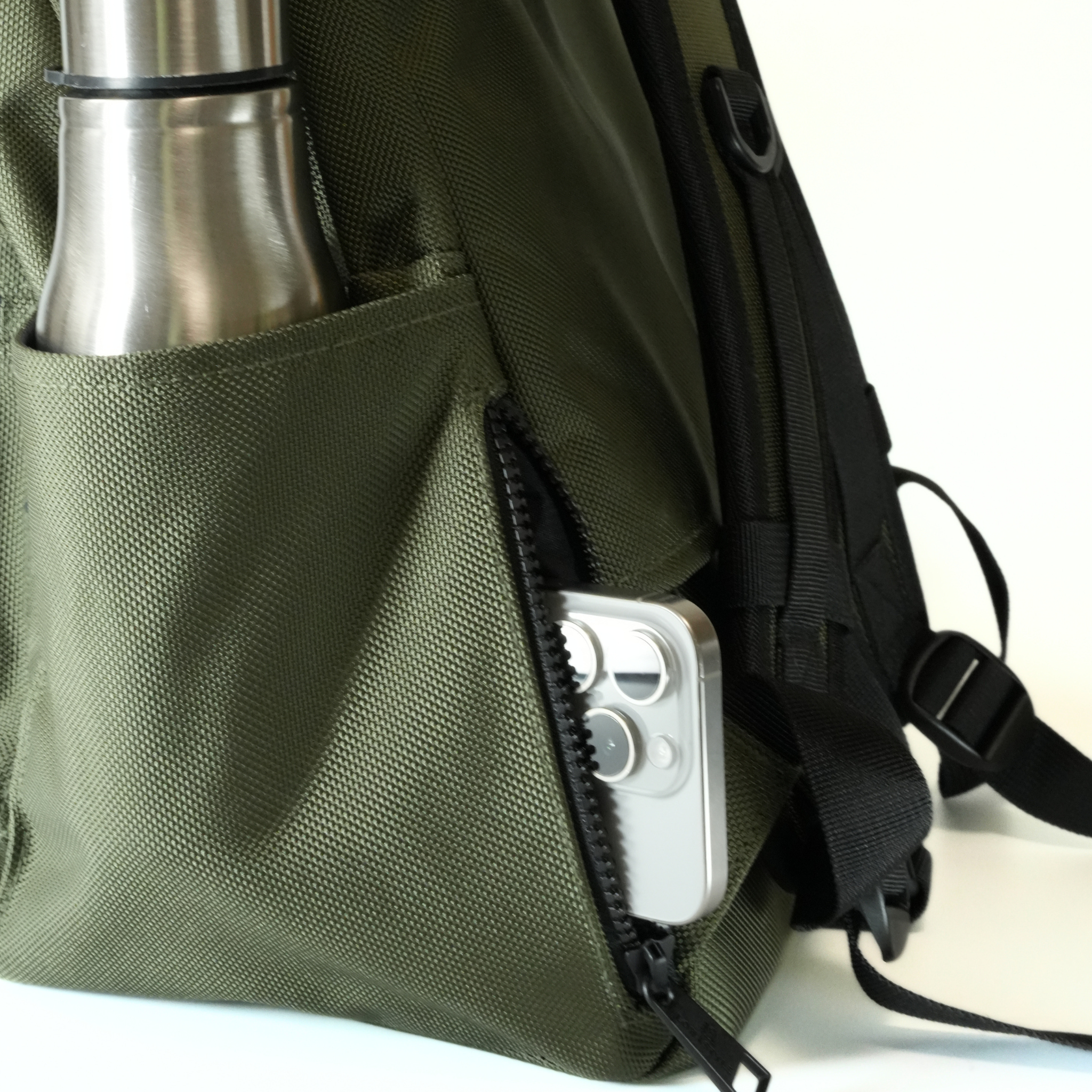 ROUNDHOUSE CORDURA バリスティックナイロン バックパック 30L (カーキ)