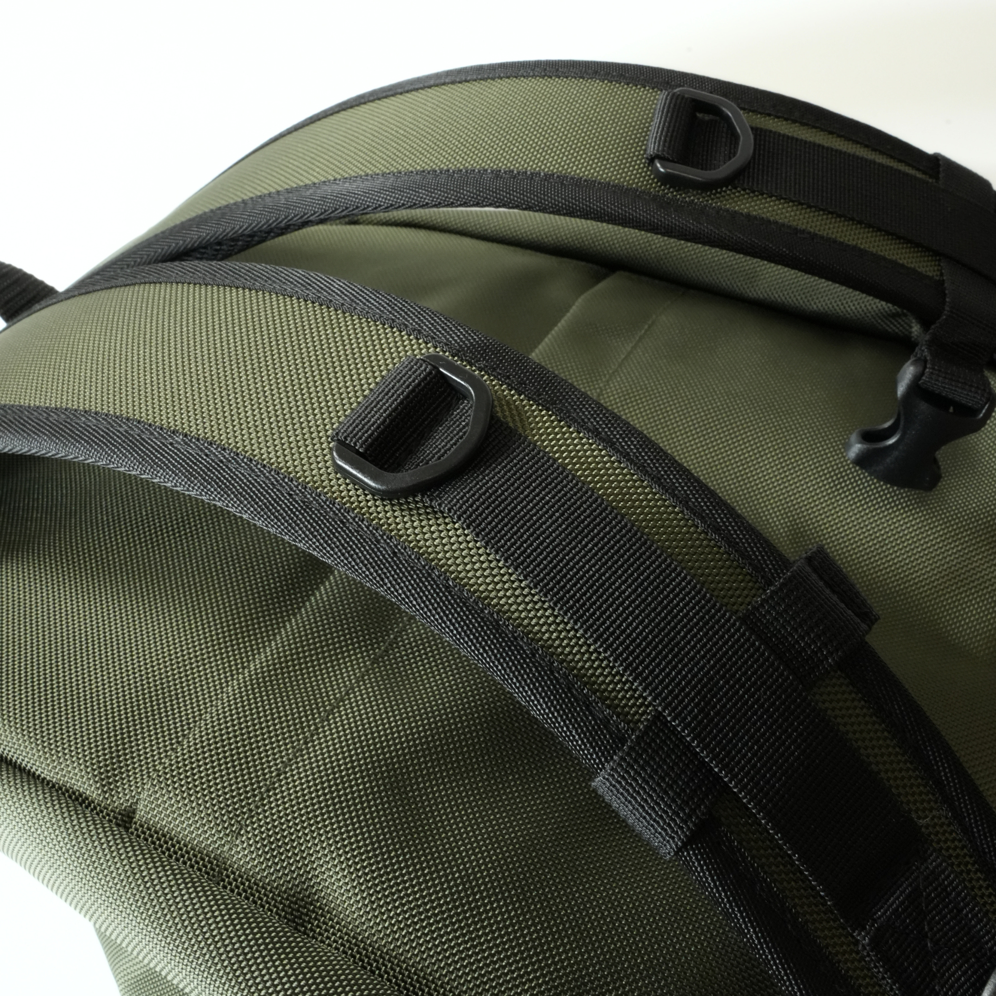 ROUNDHOUSE CORDURA バリスティックナイロン バックパック 30L (カーキ)